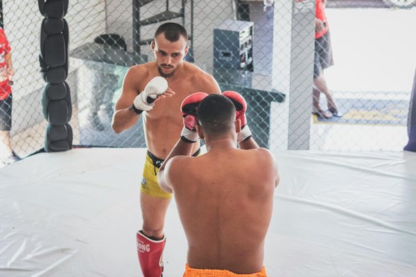 Renforcement Musculaire : Top Exercices Indispensables pour les Adeptes de Muay Thai